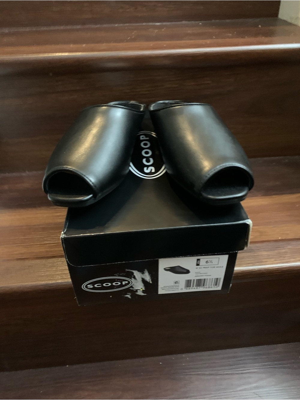 New Woman’s Scoop Black Open-Toe Leather Mules. Size 6.5